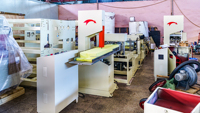 Machine de pliage de bavoirs dentaires jetables entièrement automatique à grande vitesse avec PLC et moteur 500-600 pièces/min