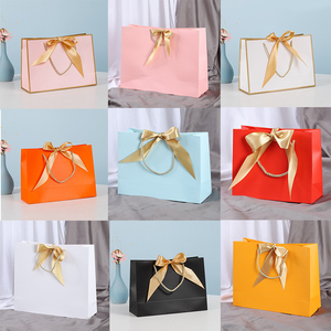Livraison rapide sacs <span class=keywords><strong>en</strong></span> <span class=keywords><strong>papier</strong></span> noir, Logo personnalisé, feuille d'or imprimée, emballage bon marché, <span class=keywords><strong>sac</strong></span> <span class=keywords><strong>en</strong></span> <span class=keywords><strong>papier</strong></span> d'<span class=keywords><strong>achat</strong></span> avec poignées - Product Image 4