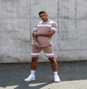 Camiseta de alta calidad y conjuntos dobles cortos, chándal con logo para hombre - Product Image 6