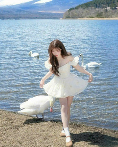 Robe mini évasée blanche à manches bouffantes et œillets, col cœur avec nœud sur le devant, taille naturelle - Product Image 6