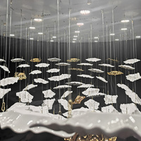 Lustre suspendu décoratif d'intérieur de luxe sur mesure, décoration artisanale de luxe, grand lustre en feuilles d'or blanc pour hôtel