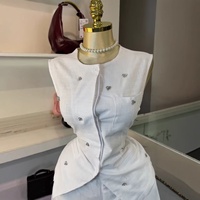 Ensemble tailleur pantalon taille haute élégant et personnalisé pour femme, avec gilet sans manches à col boutonné et incrustations de diamants, idéal pour l'été