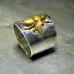 Anello Vintage Martellato Bicolore con Motivo a Insetto, Fascia Larga, Gioiello Unisex di Tendenza - Product Image 3