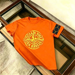 เสื้อยืดแขนสั้นสีส้มทรงโอเวอร์ไซส์สำหรับผู้ชาย ปักลาย ระบายอากาศได้ดี สวมใส่สบายๆ สไตล์สปอร์ต - Product Image 1