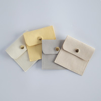 Pochette à bijoux carrée en microfibre de luxe faite à la main avec logo personnalisé, fermeture à bouton, sac de rangement portable pour bijoux (couleurs personnalisées)