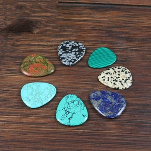 Púa de guitarra de piedra natural pulida a mano con patrón de vetas único, regalo musical para guitarristas - Product Image 1
