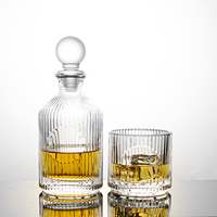 Ensemble de carafe à whisky classique à rayures verticales 500 ml avec 2 verres à whisky empilables en verre sodocalcique côtelé