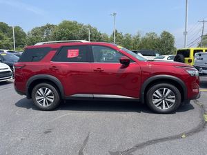 <span class=keywords><strong>Nissan</strong></span> Pathfinder SL AWD 2024 Rossa (Usato - Ottime Condizioni) Avvio Remoto Pacchetto Traino Sedili in Pelle ACC Guida a Sinistra Scuro - Product Image 2