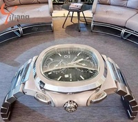 Sculpture de montre haut de gamme sur mesure en résine et fibre de verre, servant de table basse élégante