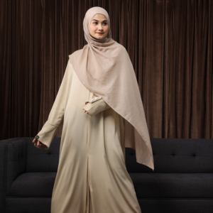 Conjunto de Abaya de Seda Real Serene Ethereal Heaven con Pañuelo Cuadrado Compatible con Wudhu para Uso Diario y Modesto - Product Image 1