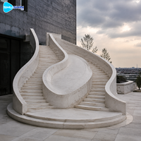 Escalier courbé en marbre blanc avec rampes, escaliers imposants polis et durables pour hôtel de luxe, villa, hall et intérieur de maison de maître