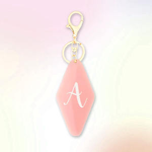 Rose <span class=keywords><strong>série</strong></span> mode suspendus accessoires porte-clés lettre initiale monogramme pendentif acrylique <span class=keywords><strong>motel</strong></span> hôtel porte-clés avec gland - Product Image 1