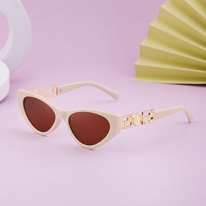 Lunettes de soleil œil de chat de style européen pour femmes, protection UV400, verres en PC, monture noire avec détails dorés, lunettes de soleil tendance - Product Image 3