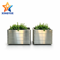 Jardinière rectangulaire personnalisée en acier inoxydable 304 avec bordure dorée. Jardinière d'extérieur durable pour hôtels et villas.