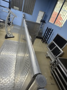 Barrière de concert en aluminium sur mesure OEM avec <span class=keywords><strong>tube</strong></span> interne en forme de fleur de prunier, base antidérapante et coins emboîtables - Product Image 6