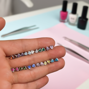 Adornos de diamantes de imitación en forma de corazón, 40-60 piezas, parte trasera plana, sin fijación en caliente, decoraciones brillantes para uñas, para artículos de belleza, China - Product Image 2