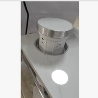 Prise de comptoir de cuisine intégrée escamotable en marbre avec système hydraulique, dissimulée sous le plan de travail