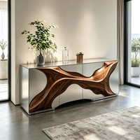 Buffet 4 portes en fibre de verre argenté métallisé avec panneau sculpté à grain de bois naturel fluide pour mobilier d'entrée de villa haut de gamme