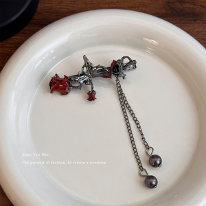 Pince à cheveux vintage papillon, rose épineuse et pompon pour femme, style Y2K sombre, design à franges, pince latérale - Product Image 5