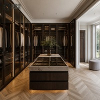 Système de dressing moderne italien sur mesure avec portes en verre chêne fumé et table îlot LED pour suite parentale