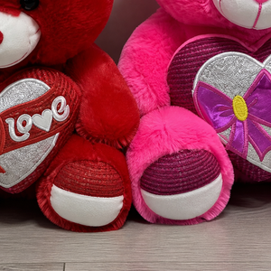 Set de Osos de Peluche Suaves Personalizados al por Mayor con Gorro a Cuadros y Decoración de Corazón LOVE, Osos Lindos Rojos y Fucsia para <span class=keywords><strong>el</strong></span> Día de San Valentín - Product Image 6