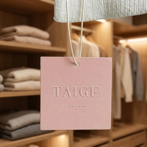 Etiqueta Colgante de Papel con Lámina Dorada en Relieve de Lujo, con Logotipo Personalizado, Etiquetas Premium para Ropa de Marcas de Moda de Alta Gama (Maqueta Gratuita) - Product Image 1