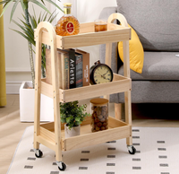 Chariot de rangement roulant à 3 niveaux en bois naturel avec garde-corps surélevés, roues verrouillables, chariot utilitaire mobile multifonctionnel