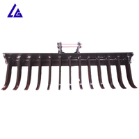 Râteau d'excavatrice robuste pour le défrichement et la préparation du terrain, avec dents espacées pour les débris et les racines, compatible avec les excavatrices PC100 PC120
