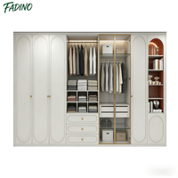Armoire de chambre à coucher moderne de luxe française en bois massif, personnalisable, durable et résistante à l'humidité, avec dimensions sur mesure