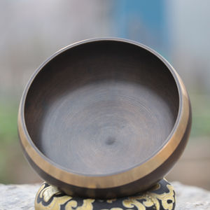 Bol de méditation tibétain de qualité supérieure, coloré, gravé, pour la thérapie sonore, bol de guérison, artisanat en métal fait à la main au Népal - Product Image 1