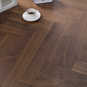 Suelo de Madera de Nogal Negro Rústico REACH de Tres Capas, Grado AB, con Relieve, Reductor de Ruido, Sistema T&G, 15 mm, Diseño en Espiga, con Acabado para el Hogar - Product Image 1