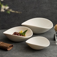 Bols à salade en porcelaine blanche irrégulière, bols à collation et à fruits en céramique pour la vaisselle des hôtels et restaurants