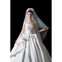 Robe de mariée de luxe classique sans bretelles en satin, style robe de bal, avec fleurs en dentelle, grande taille, corsage drapé, jupe à volants, traîne chapelle, sur mesure