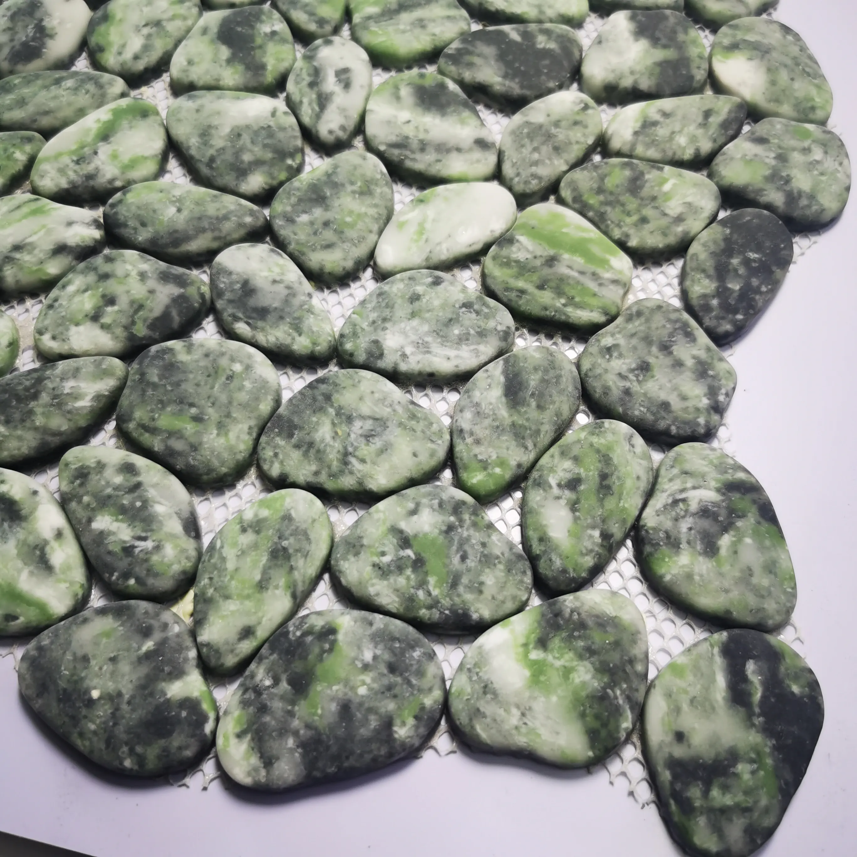 セラミックと磁器床壁用浴室緑ガラス小石石モザイクタイルシート