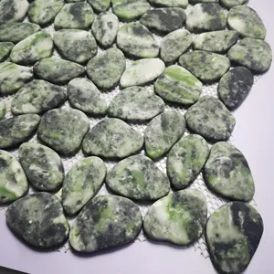 Cerámica y porcelana para pared de piso en baño, lámina de azulejo de mosaico de piedra de guijarro de vidrio verde