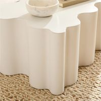 Fait d'un mélange plus léger de béton recyclé Nuage Table basse Standout et pièce éco-consciente pour votre maison.