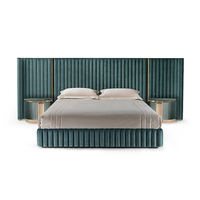 Lit double de villa au design moderne et actuel, en cuir de luxe de haute qualité, avec cadre en chêne massif, taille et couleur personnalisables, pour chambre à coucher avec salle de bain privée