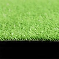 Gazon artificiel vert luxuriant, tapis d'herbe synthétique haute densité avec support épais pour l'école, la cour de récréation, le toit, le jardin, la terrasse