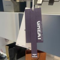 Étiquettes suspendues personnalisées en relief, étiquettes de vêtements en papier de luxe pour les marques de vêtements