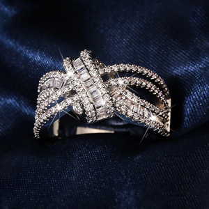 Anello con Design a Nastro Traforato per Donne - Product Image 4