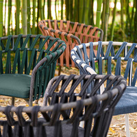 Ensemble table et chaises de salle à manger d'extérieur nordique, structure en aluminium épais, chaise en sangle d'oléfine, plateau en pierre frittée, mobilier de patio