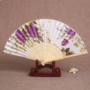 Abanico de Mano de Bambú Pintado Personalizado al por Mayor, Abanico Plegable de Seda de Colores con Diseño Floral, Abanico Clásico para Regalo con Impresión - Product Image 2