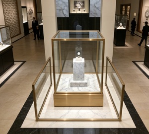 Espositore per Orologi di Lusso Personalizzato, Piedistallo in Marmo Bianco Premium e Cornice in Acciaio Inossidabile Dorato - Product Image 4