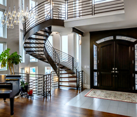 Escalier suspendu épuré avec structure en acier anthracite, marches en chêne clair, design ouvert pour villas, maisons duplex, appartements et bureaux
