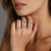 Anillo Abierto Glowluxe con Flores y Hojas Botánicas, Detalles en Rosa, Morado y Transparente, Plata de Ley 925, Joyería Contemporánea