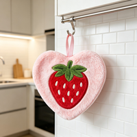 Aangepaste cartoon fruit pluche handdoek hartvormige aardbei vorm geborduurd zacht koraal fluweel hangende handdoek
