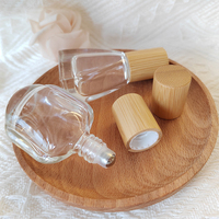 Bouteille à bille en verre transparent de 10ml avec couvercle en bambou et bouteille de parfum d'huiles essentielles de forme spéciale de rouleau en acier à vendre
