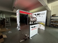 Stand d'exposition modulaire pour branding d'entreprise avec mur en tissu SEG et boîte à lumière LED, et comptoir assorti pour salon professionnel