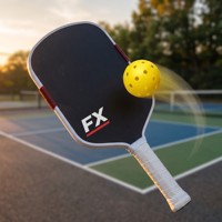 Raquette de pickleball en fibre de carbone FX avec une épaisseur de 16 mm, poignée de couleur personnalisée, face texturée et bord de protection pour une utilisation en intérieur/extérieur