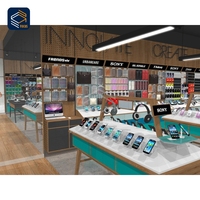 Comptoir d'exposition mobile contemporain en verre pour smartphones, avec îlot de démonstration, espace de paiement, accessoires muraux, signalétique de marque et éclairage sécurisé